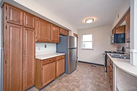 Kitchen - 178 E Crest Dr, Reading, OH 45215 photo 4 of 5