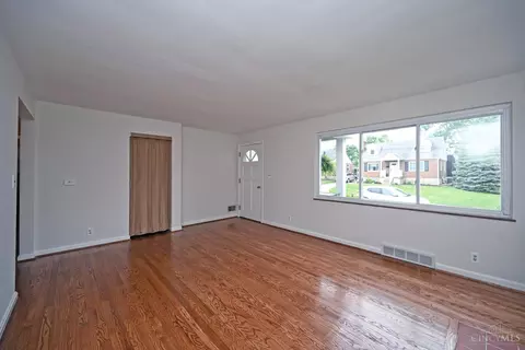 Living - 178 E Crest Dr, Reading, OH 45215 photo 4 of 5