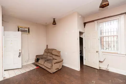 Living - 207 Warner St, Cincinnati, OH 45219 photo 2 of 2
