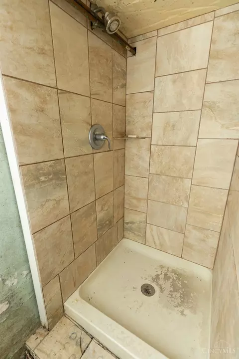Bath - 207 Warner St, Cincinnati, OH 45219 photo 3 of 3