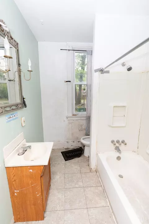 Bath - 207 Warner St, Cincinnati, OH 45219 photo 1 of 3