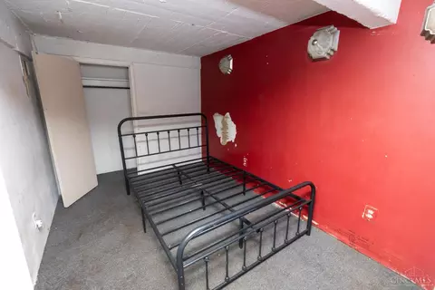 Bedroom - 207 Warner St, Cincinnati, OH 45219 photo 3 of 4