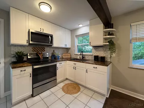 Kitchen - 2954 Diehl Rd, Cincinnati, OH 45211 photo 5 of 9