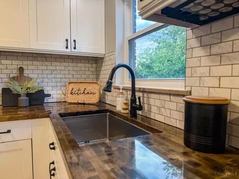 Kitchen - 2954 Diehl Rd, Cincinnati, OH 45211 photo 8 of 9