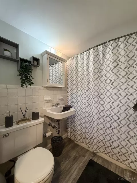 Bath - 2954 Diehl Rd, Cincinnati, OH 45211 photo 7 of 9