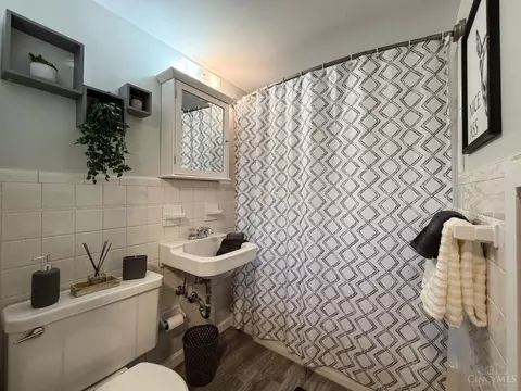Bath - 2954 Diehl Rd, Cincinnati, OH 45211 photo 6 of 9