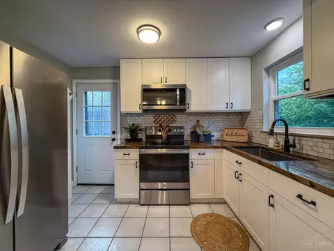 Kitchen - 2954 Diehl Rd, Cincinnati, OH 45211 photo 4 of 9
