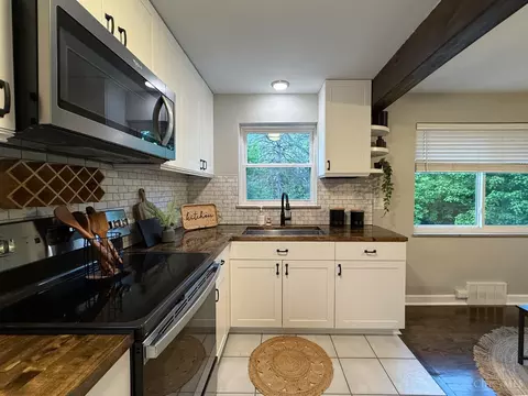 Kitchen - 2954 Diehl Rd, Cincinnati, OH 45211 photo 6 of 9
