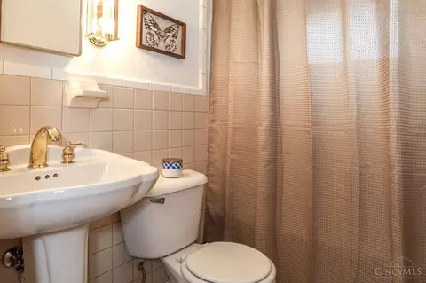 Bath - 8613 Brent Dr, Cincinnati, OH 45231 photo 1 of 1
