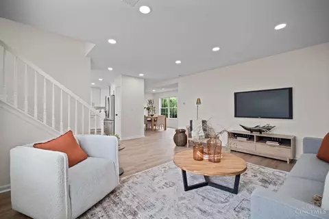 Living - 2623 Pippin Ct, Cincinnati, OH 45231 photo 2 of 2