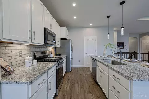 Kitchen - 3782 Prestwick Cir, Cincinnati, OH 45245 photo 5 of 6