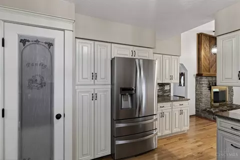 Kitchen - 8305 Brooks Rd, Harrison, OH 45030 photo 4 of 10