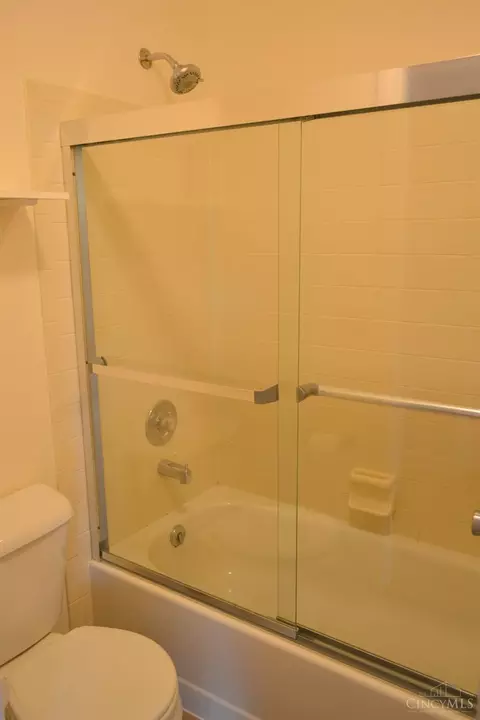 Bath - 1040 Crisfield Dr, Cincinnati, OH 45245 photo 4 of 5