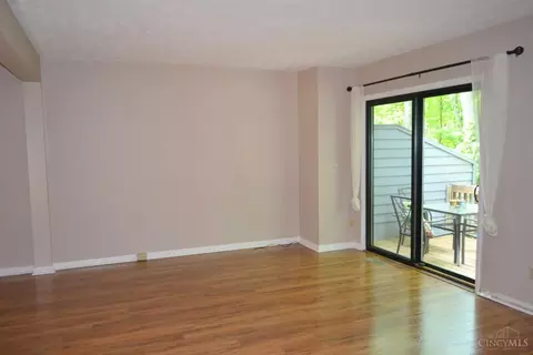 Living - 1040 Crisfield Dr, Cincinnati, OH 45245 photo 1 of 6