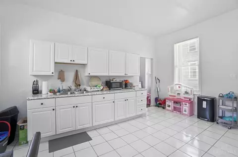 Kitchen - 1027 Winfield Ave, Cincinnati, OH 45205 photo 3 of 7