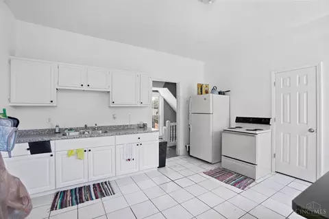 Kitchen - 1027 Winfield Ave, Cincinnati, OH 45205 photo 5 of 7