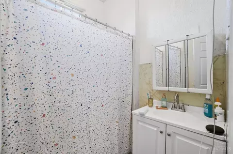 Bath - 1027 Winfield Ave, Cincinnati, OH 45205 photo 4 of 4