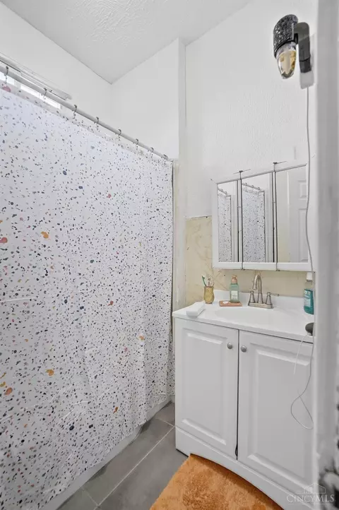 Bath - 1027 Winfield Ave, Cincinnati, OH 45205 photo 3 of 4