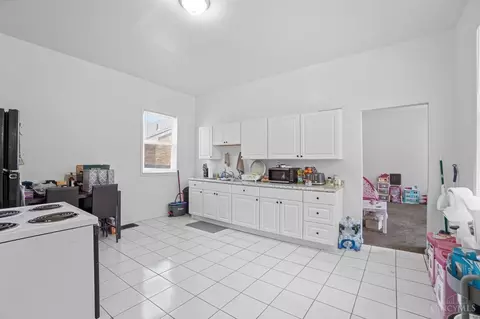 Kitchen - 1027 Winfield Ave, Cincinnati, OH 45205 photo 1 of 7