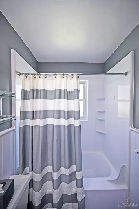 Bath - 3589 Eyrich Rd, Cincinnati, OH 45248 photo 2 of 3
