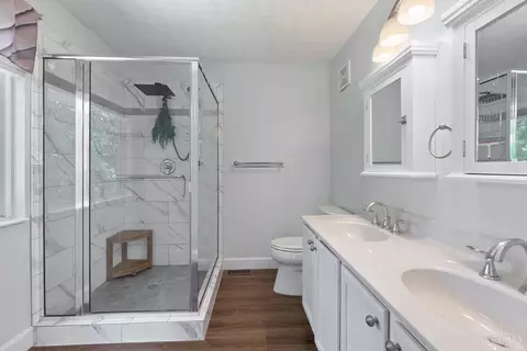 Bath - 7177 Welbeck Dr, Hamilton Township, OH 45039 photo 1 of 3