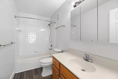 Bath - 7177 Welbeck Dr, Hamilton Township, OH 45039 photo 2 of 3