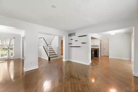 Living - 7177 Welbeck Dr, Hamilton Township, OH 45039 photo 7 of 7