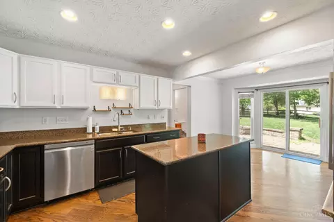 Kitchen - 7177 Welbeck Dr, Hamilton Township, OH 45039 photo 2 of 2