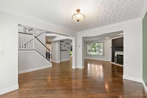 Living - 7177 Welbeck Dr, Hamilton Township, OH 45039 photo 5 of 7