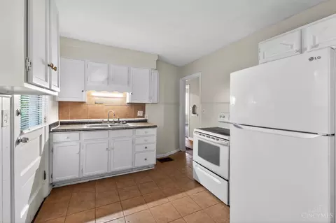 Kitchen - 1866 Ashbrook Dr, Cincinnati, OH 45238 photo 2 of 3