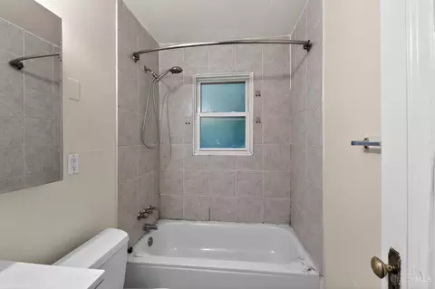 Bath - 1866 Ashbrook Dr, Cincinnati, OH 45238 photo 1 of 2