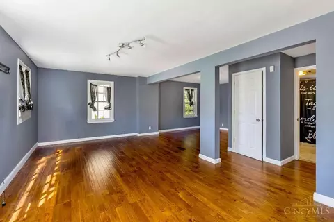 Living - 2488 Kipling Ave, Cincinnati, OH 45239 photo 4 of 4