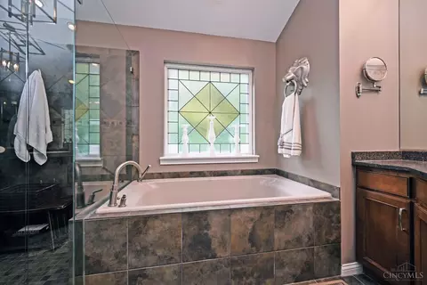 Bath - 1793 Sycamore St, Cincinnati, OH 45202 photo 6 of 8