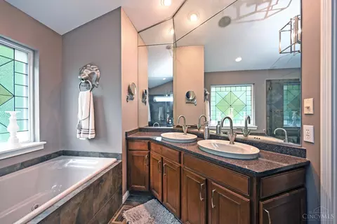 Bath - 1793 Sycamore St, Cincinnati, OH 45202 photo 4 of 8