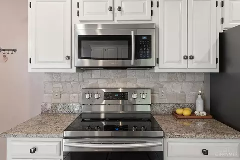 Kitchen - 8196 Rivers Edge Cir, Maineville, OH 45039 photo 4 of 5
