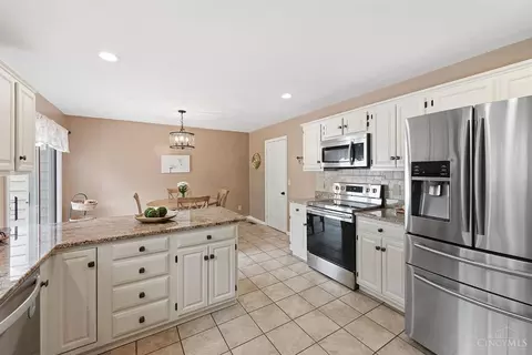 Kitchen - 8196 Rivers Edge Cir, Maineville, OH 45039 photo 3 of 5