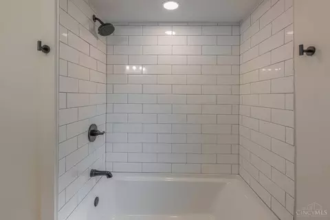 Bath - 6481 Devonwood Dr, Cincinnati, OH 45224 photo 3 of 4