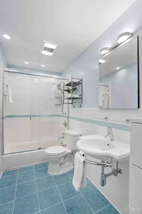Bath - 1015 St Gregory St, Cincinnati, OH 45202 photo 2 of 4