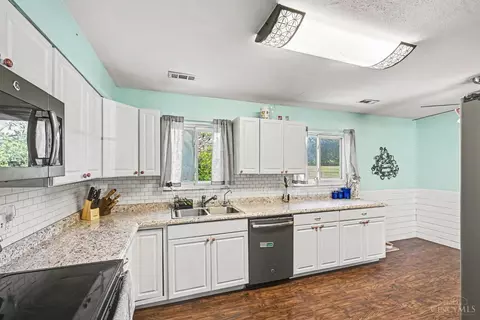 Kitchen - 5884 Troy Rd, Springfield, OH 45502 photo 2 of 4