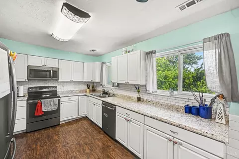 Kitchen - 5884 Troy Rd, Springfield, OH 45502 photo 3 of 4
