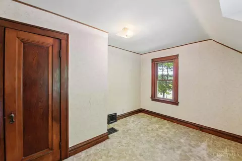 Bedroom - 5636 River Rd, Cincinnati, OH 45233 photo 3 of 10
