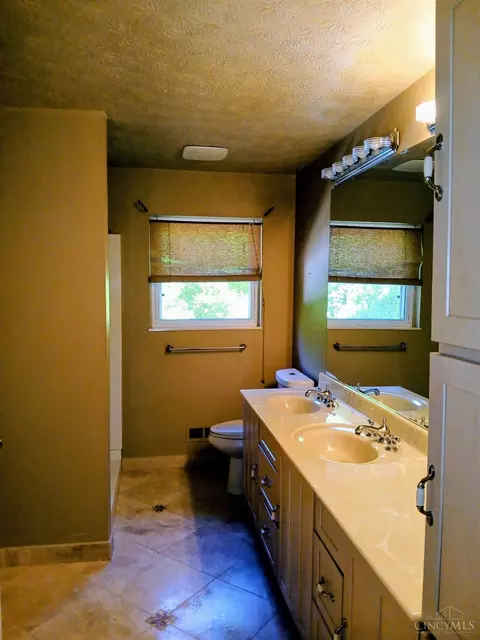 Bath - 2751 Westbrook Dr, Cincinnati, OH 45211 photo 2 of 6