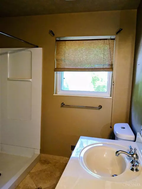 Bath - 2751 Westbrook Dr, Cincinnati, OH 45211 photo 1 of 6