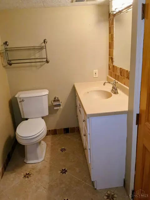 Bath - 2751 Westbrook Dr, Cincinnati, OH 45211 photo 5 of 6