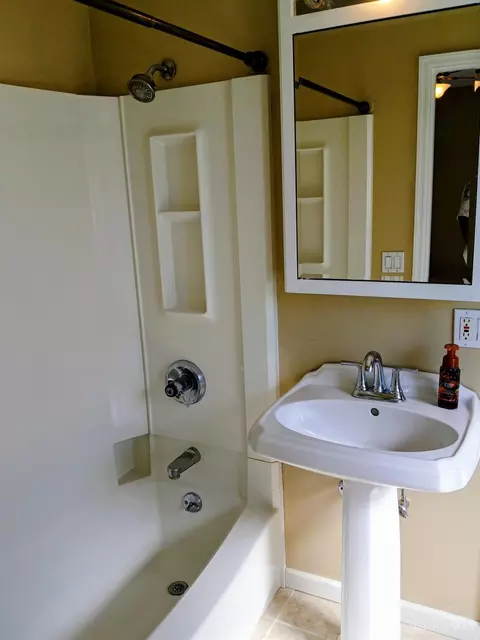 Bath - 2751 Westbrook Dr, Cincinnati, OH 45211 photo 3 of 6
