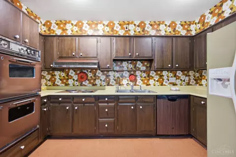 Kitchen - 2056 Persimmon Ct, Cincinnati, OH 45231 photo 3 of 6
