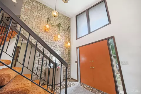Entry Way - 2056 Persimmon Ct, Cincinnati, OH 45231 photo 3 of 7