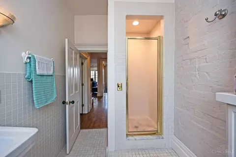 Bath - 1120 Fuller St, Cincinnati, OH 45202 photo 6 of 9