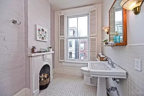 Bath - 1120 Fuller St, Cincinnati, OH 45202 photo 5 of 9