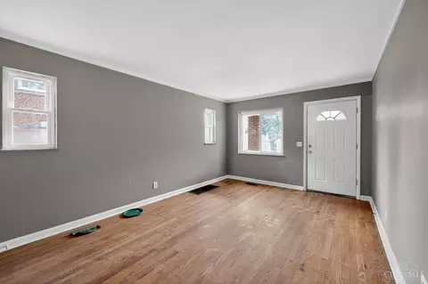 Living - 1398 Adams Rd, Cincinnati, OH 45231 photo 2 of 4